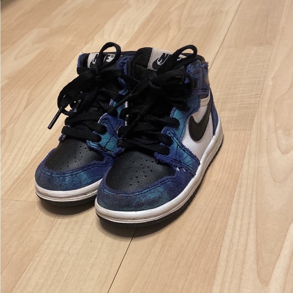 A bundle of toddler NIKES, Jordans, and New balance - Picture 9 of 16